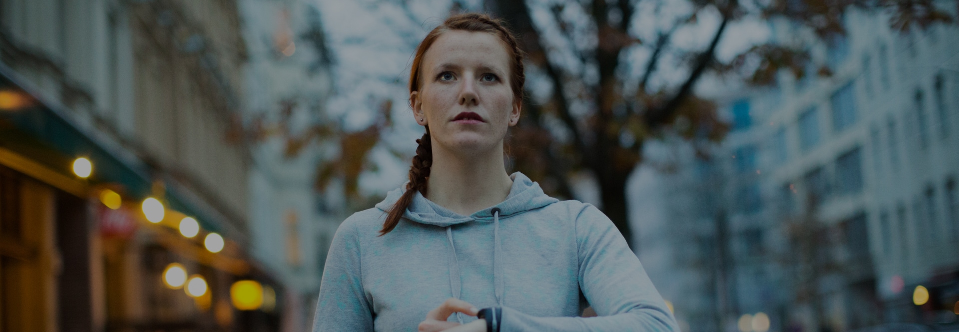 运动女性查看智能手表