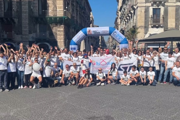 在马拉松终点庆祝的人群