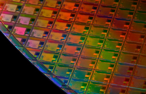 意法半导体克洛尔工厂生产的300 mm晶圆