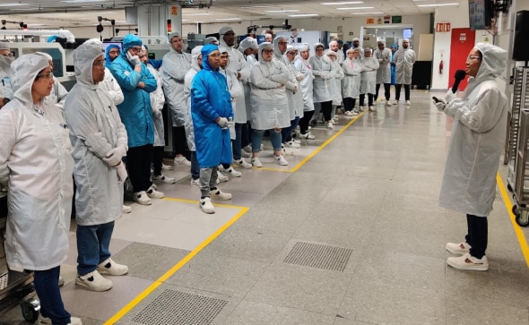 站在演讲者前面的员工