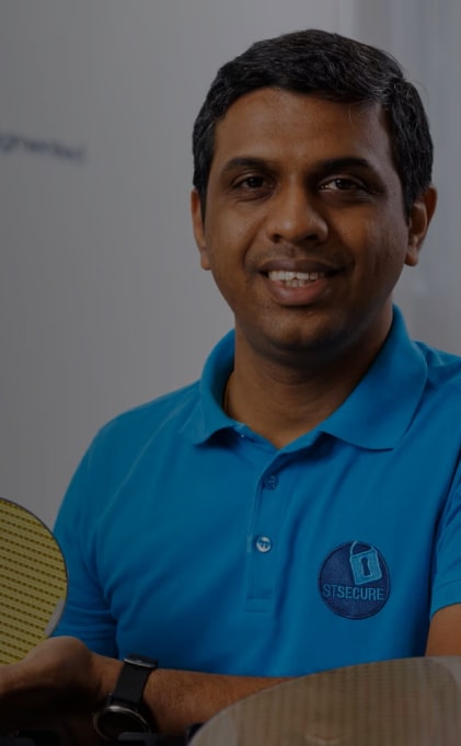 手持意法半导体晶圆的男子