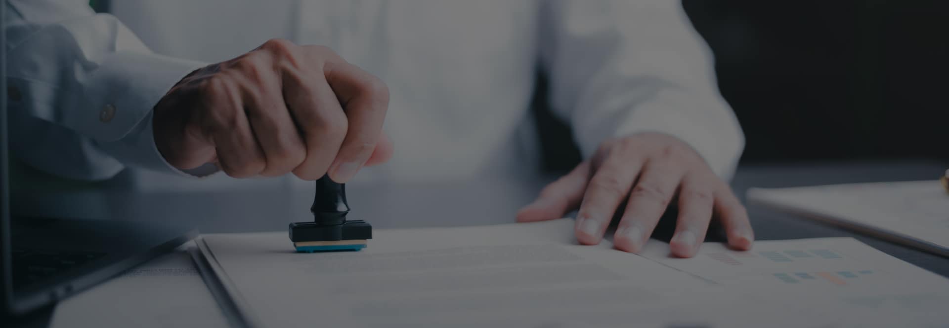 男子在办公桌前为文件盖章