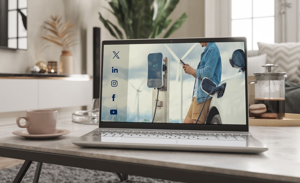 展示社交媒体页面的电脑屏幕