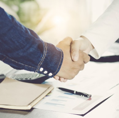 两位男士在签订重要合约后握手的图片