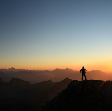 一名男子站在山顶