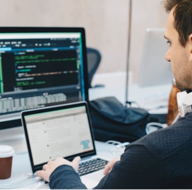 一位男士正在电脑上处理数据