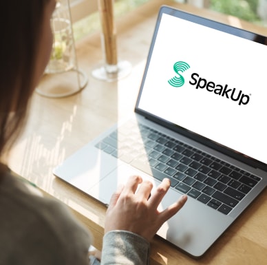 一位女士正在查看举报热线的页面