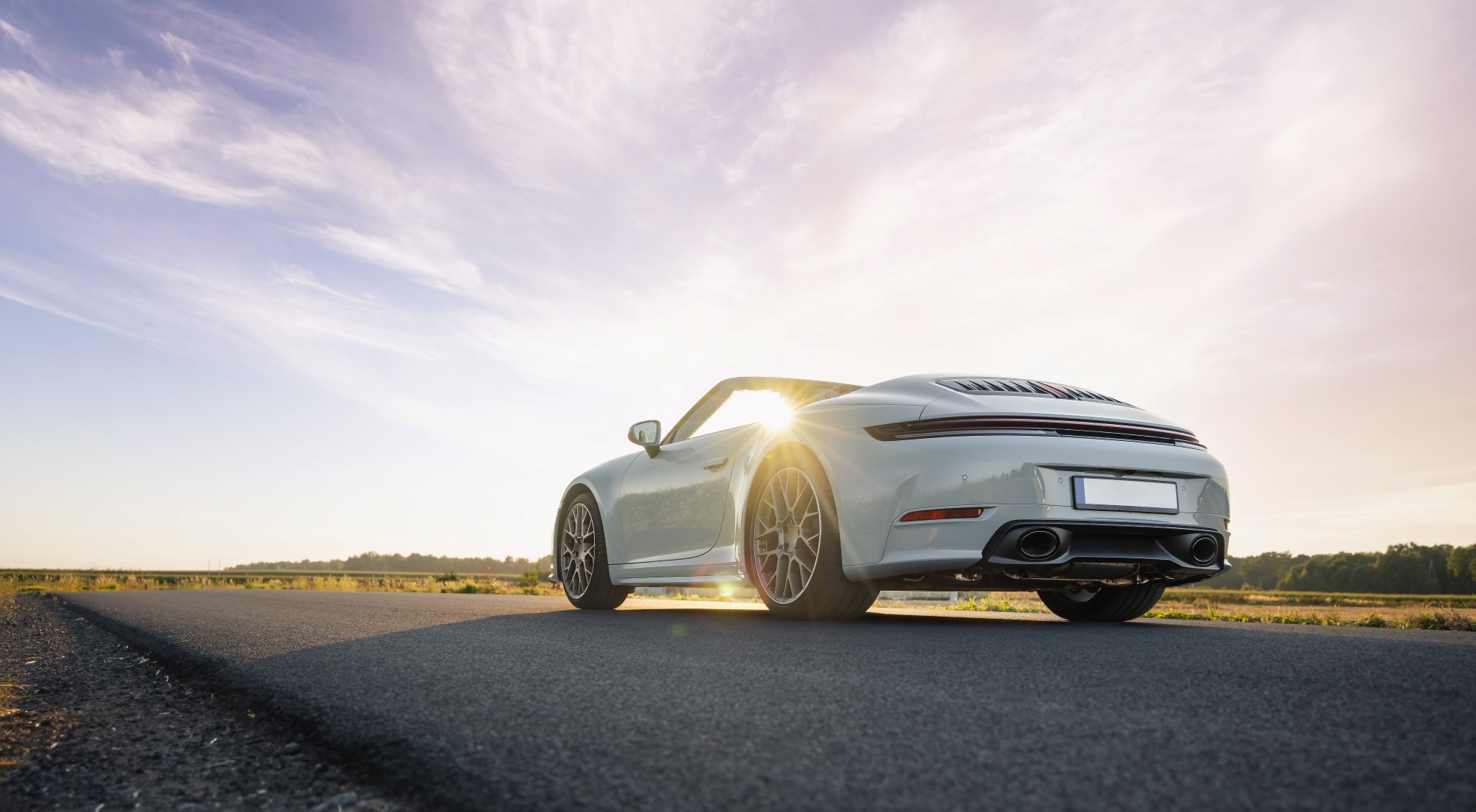 一辆动力强劲的跑车停在路边