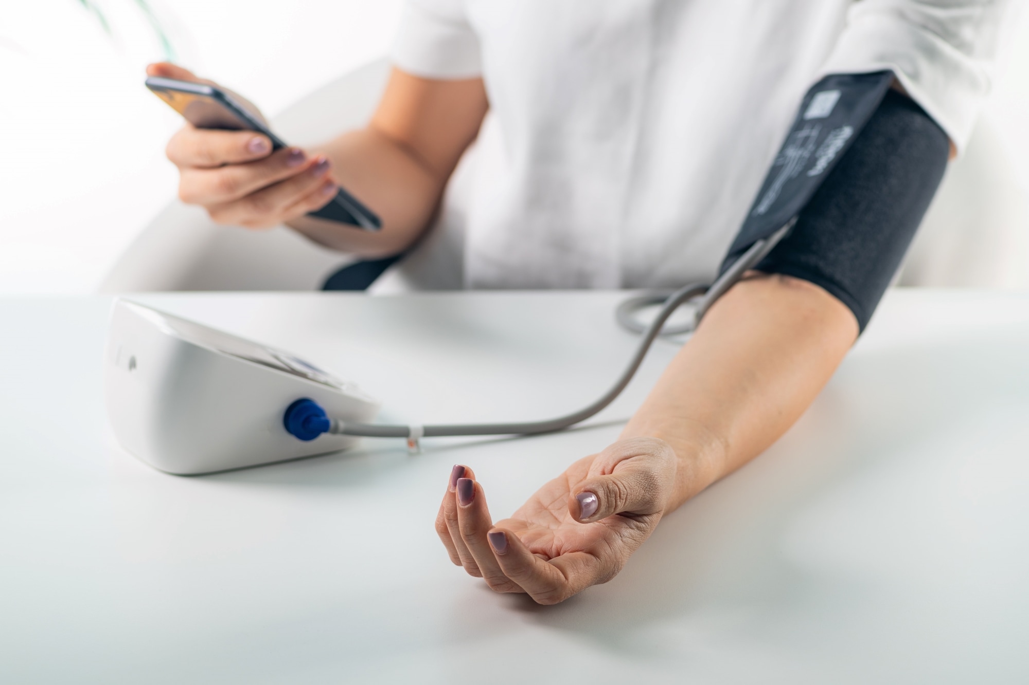 一名专业医护人员正在为患者测量血压。