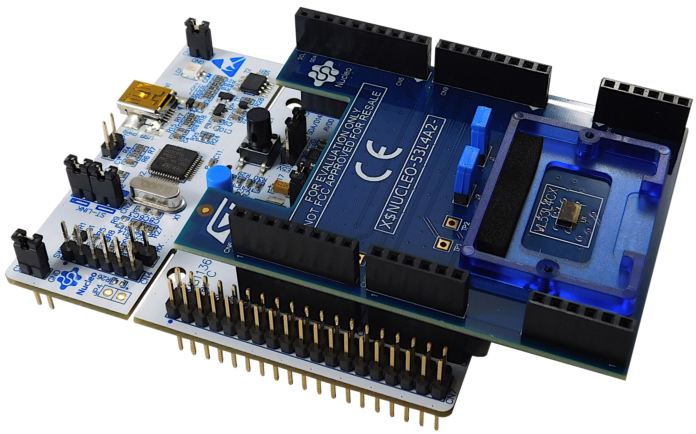 一块蓝白色的微控制器开发板特写，带有多个引脚接头和一个连接的传感器模块。