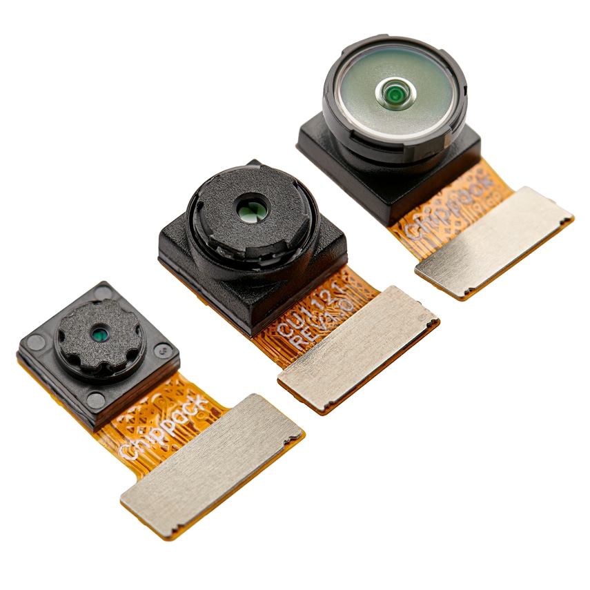 三个附有带状电缆的小型摄像头模块排成一排。每个模块的带状电缆末端都有一个镜头和一个连接器。