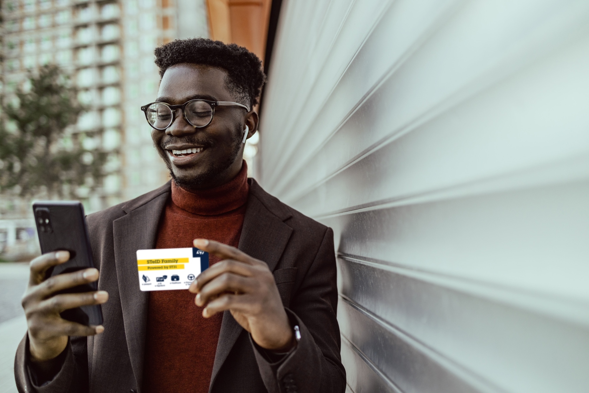 一人一手持智能手机，另一手持信用卡，似乎正在进行在线支付。