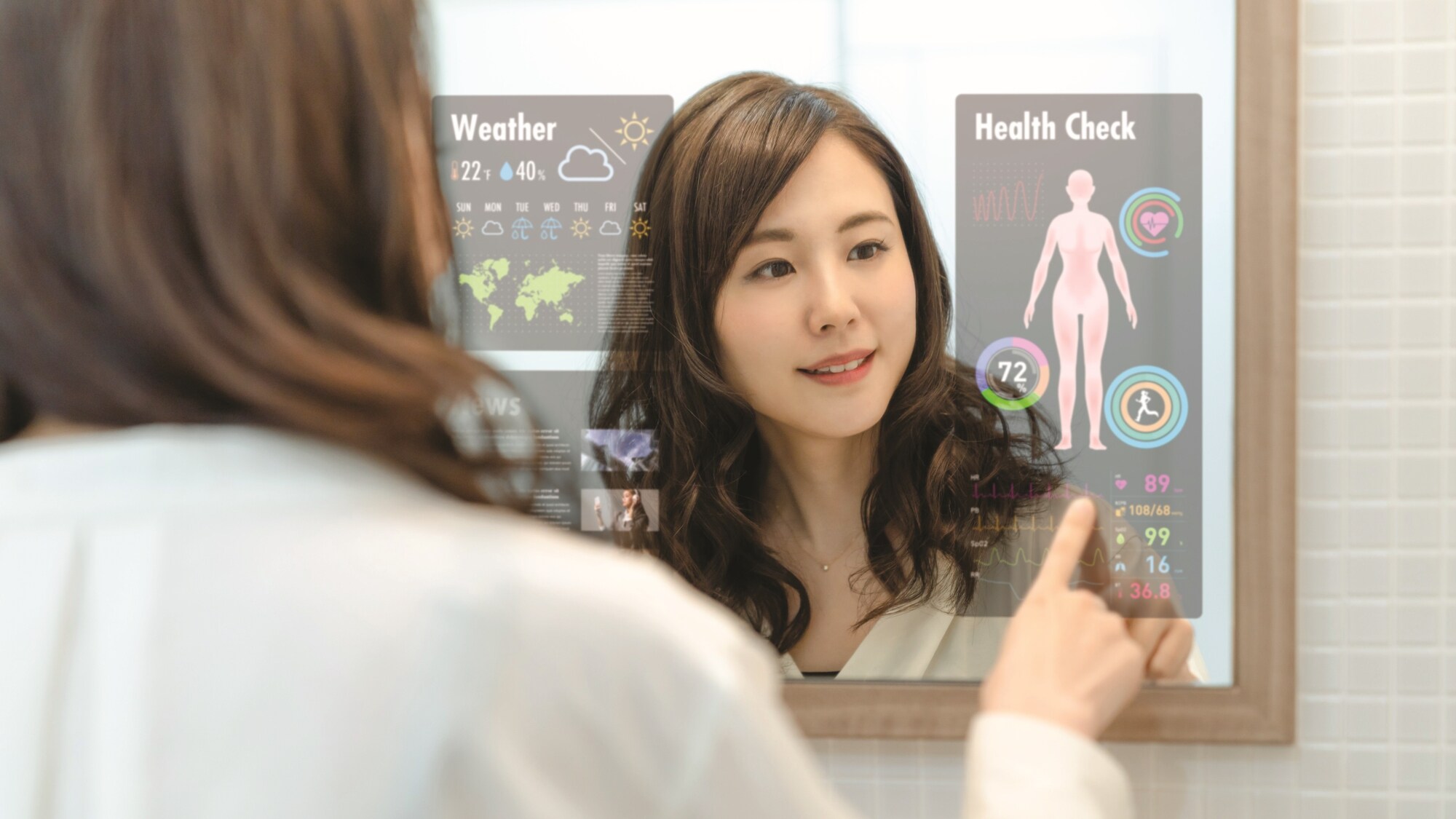 一位女士与显示天气信息及健康监测数据的智能镜子互动。
