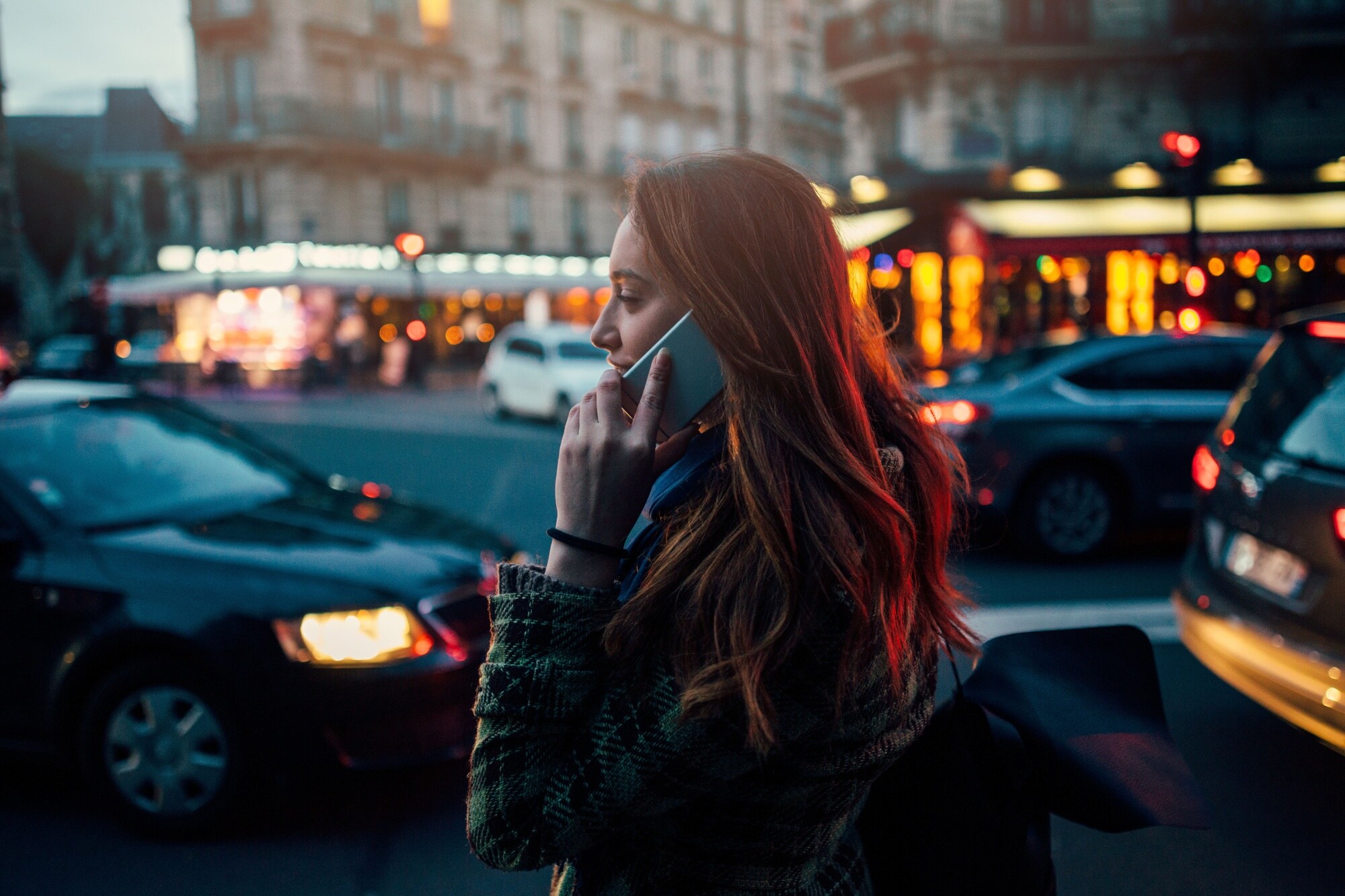 一位女士正在通话。