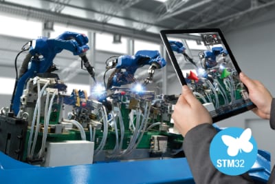 工作人员使用平板电脑控制工业机械臂