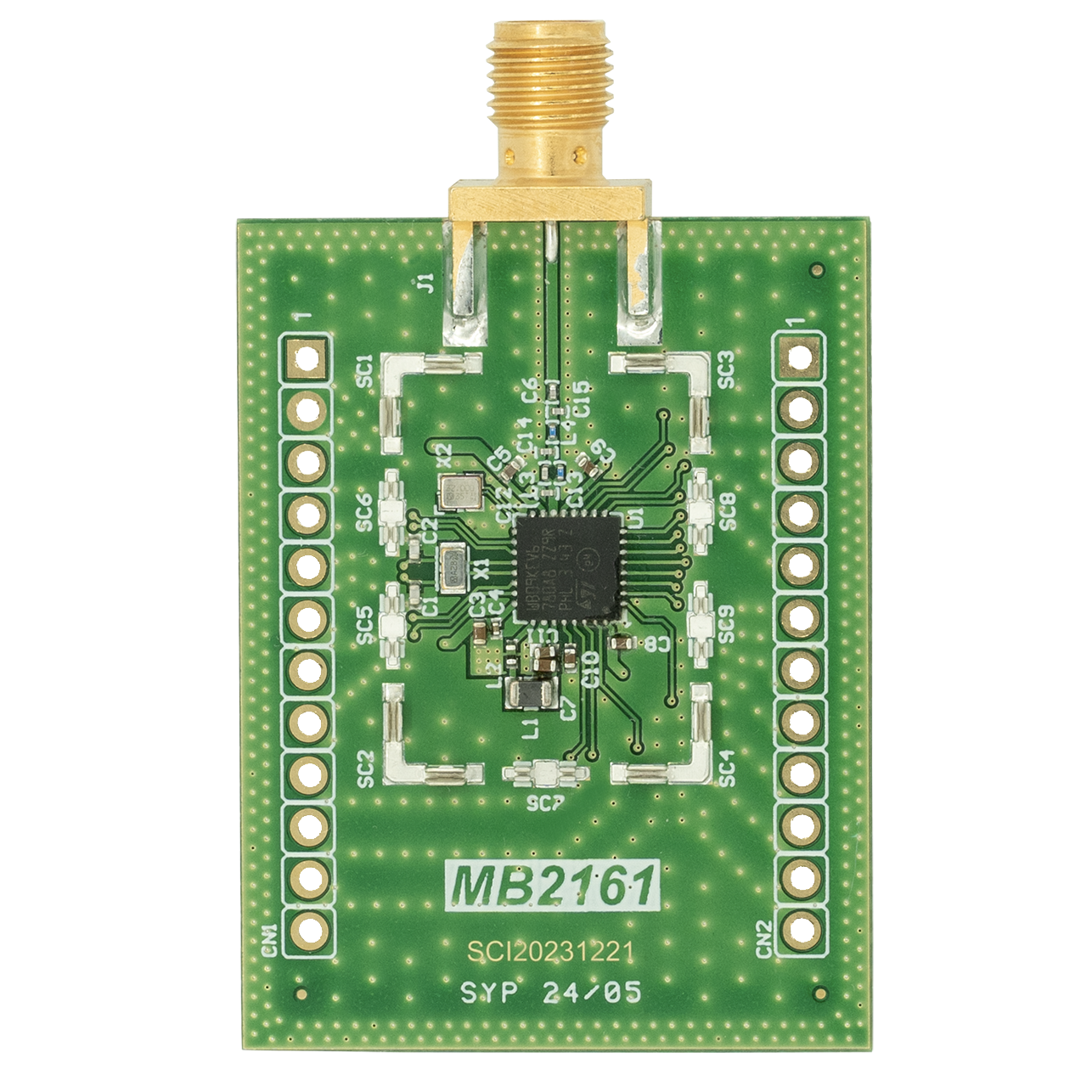意法半导体绿色电路板,集成芯片和金色SMA连接器。