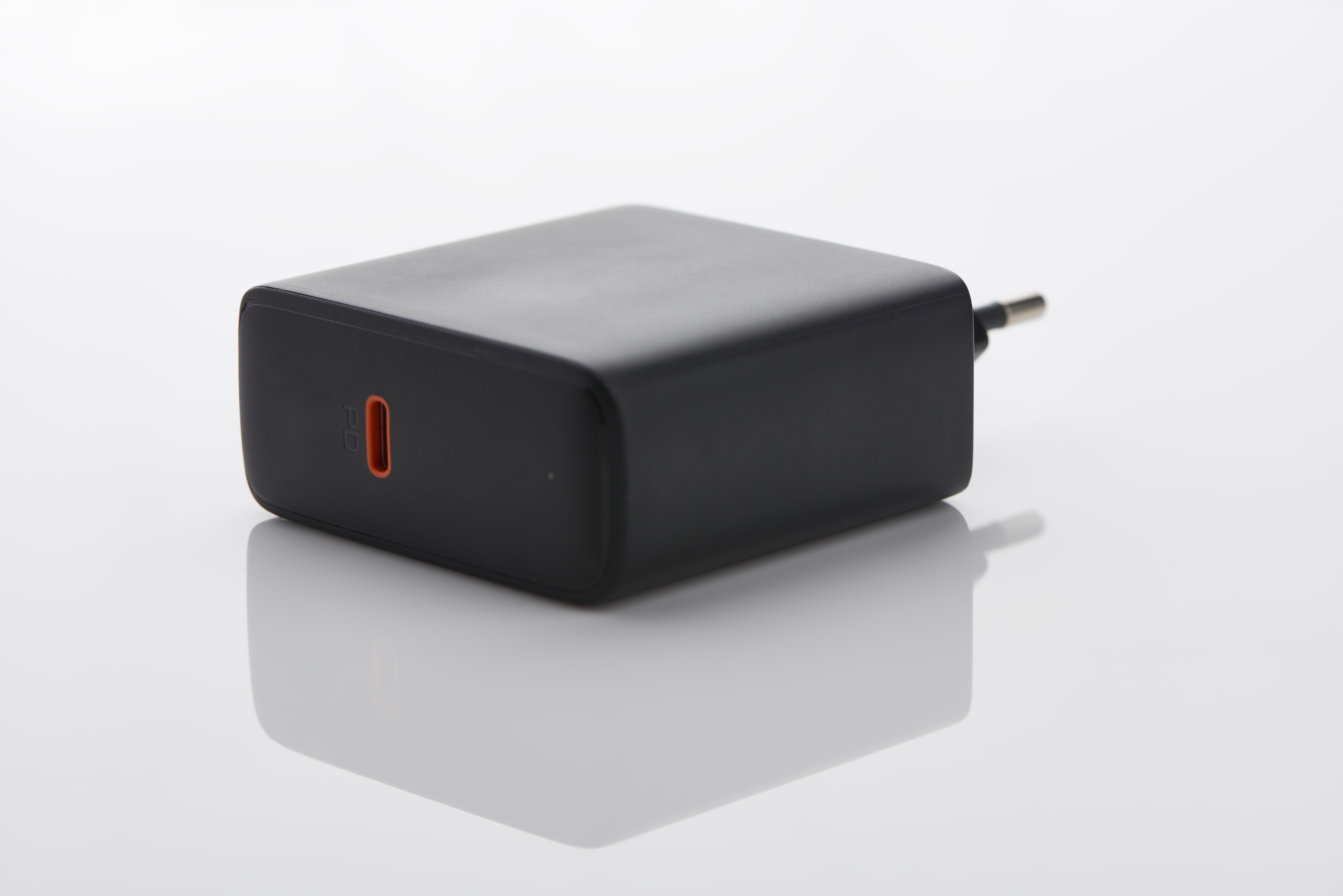 黑色的单端口USB-C壁式充电器