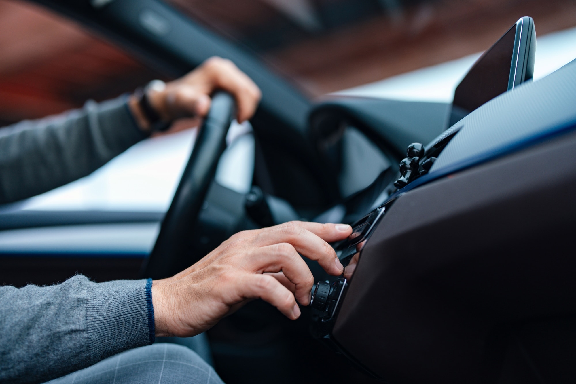 图片显示一个人戴着智能手表，双手的手腕半浸在泳池水中，阳光在水面上形成涟漪和倒影。