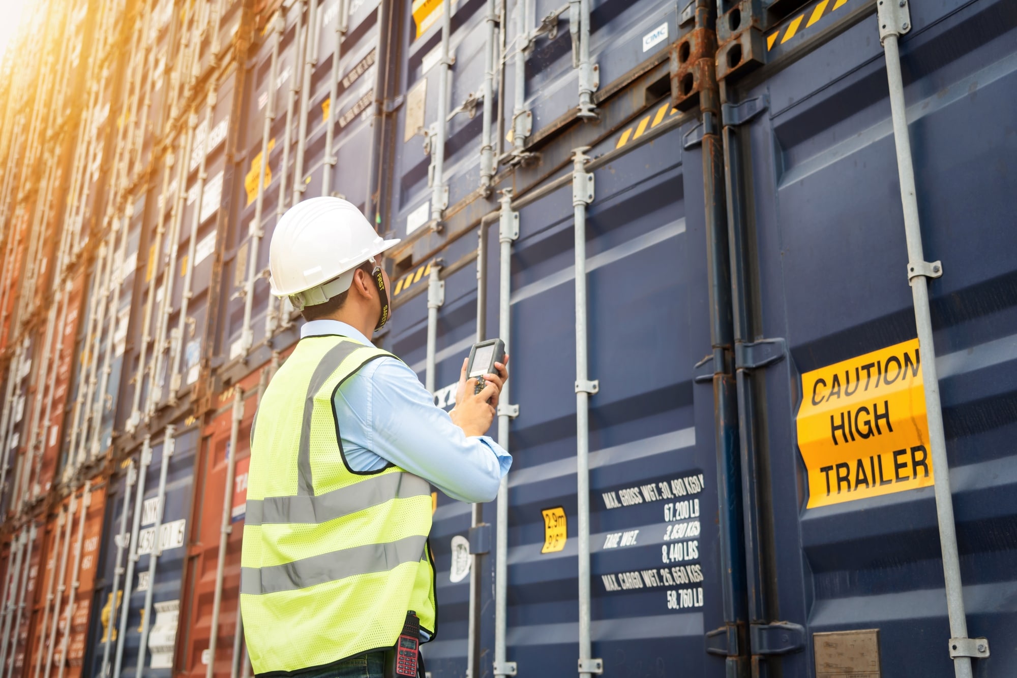 图片显示一个人戴着智能手表，双手的手腕半浸在泳池水中，阳光在水面上形成涟漪和倒影。