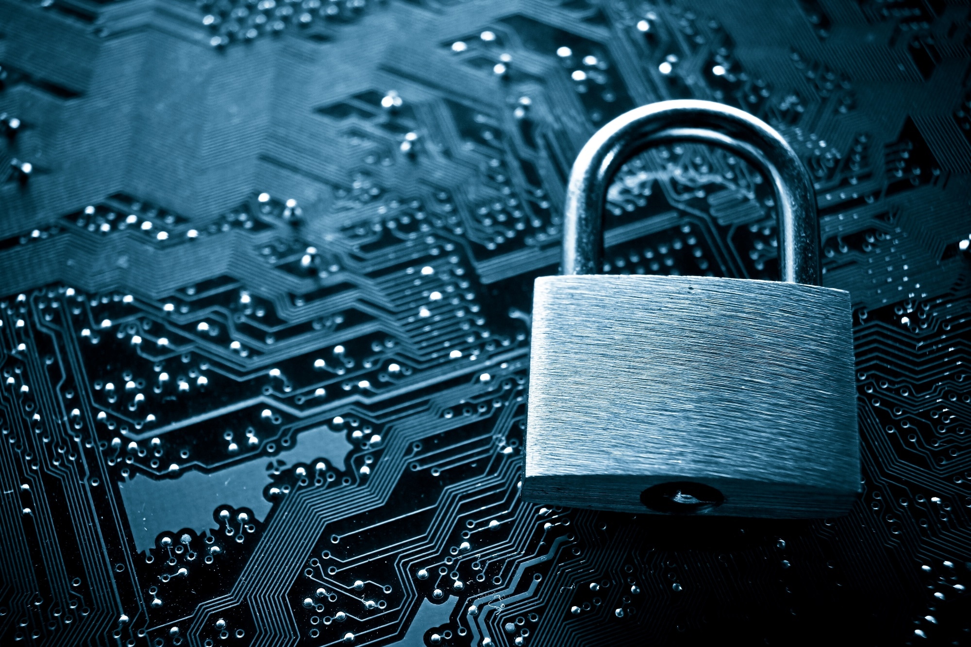 银色挂锁置于深蓝色电路板上