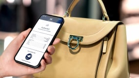 Phone near a bag eqquiped with an NFC tag to digitilize the bag